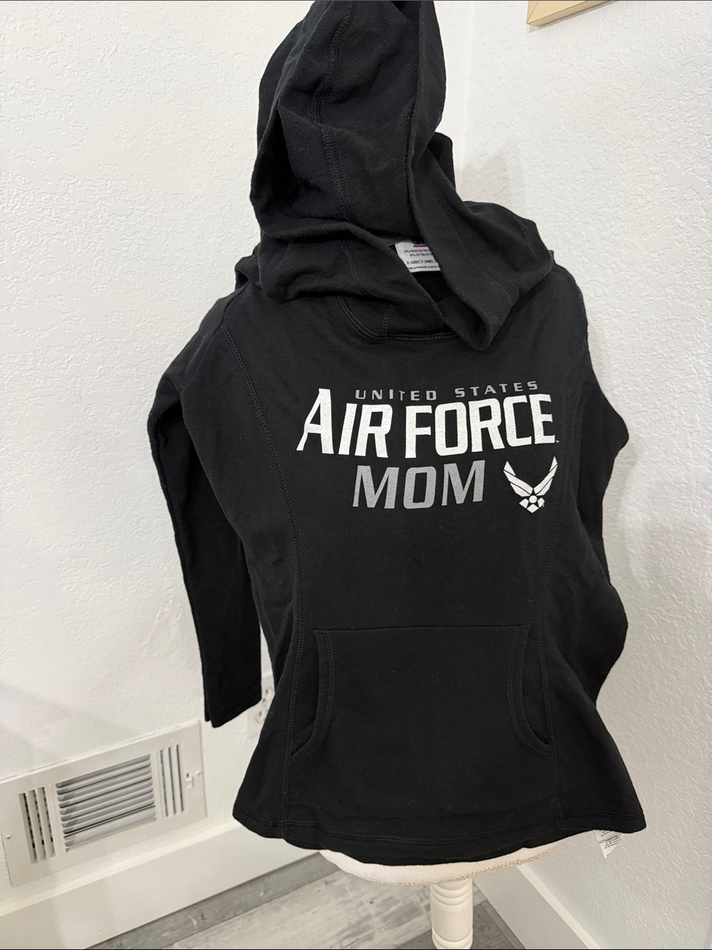 Anvil Black United States Air Force Mom Pullover Hoodie.